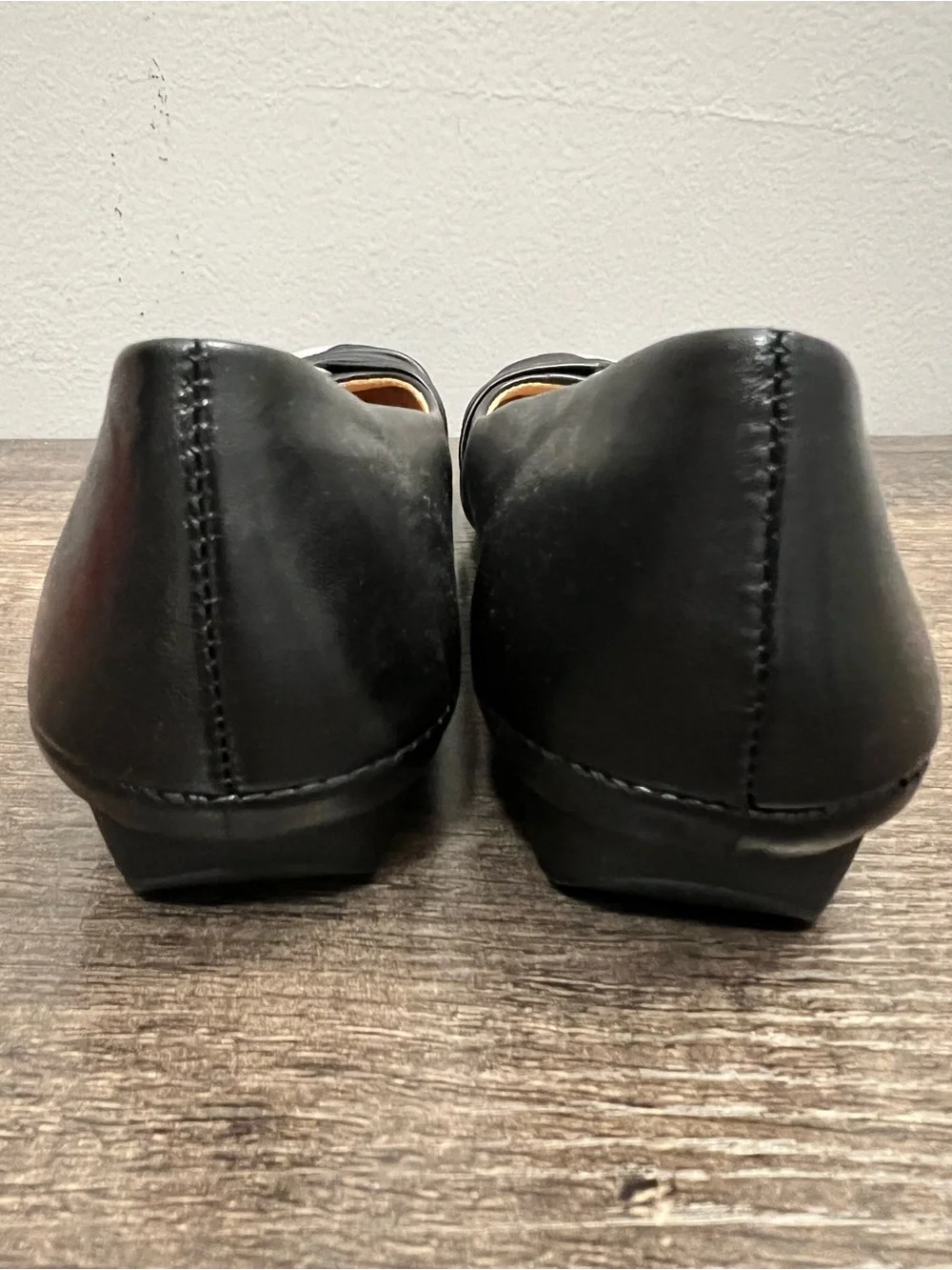 Naturalizer Black Leather Flats with Silver-Tone Loop Accent size 6.5 like new